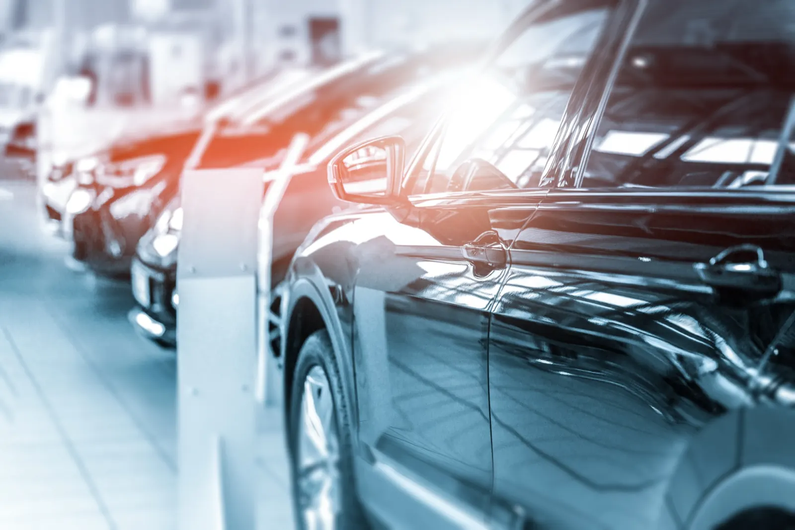 Gepflegte Fahrzeuge mit glänzendem Lack zur Übergabe im Autohaus